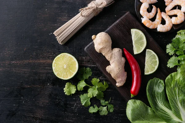  Pişmemiş soba noodle ile baharat