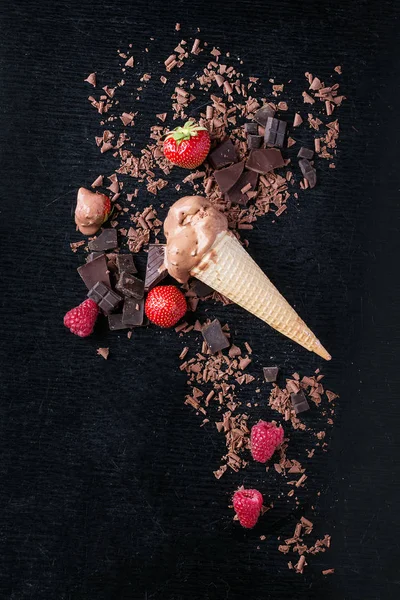Конус шоколадного морозива — стокове фото