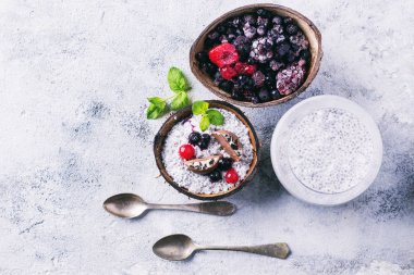 Chia puding Dondurulmuş çilek ile