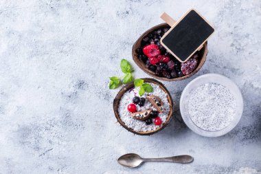 Chia puding Dondurulmuş çilek ile