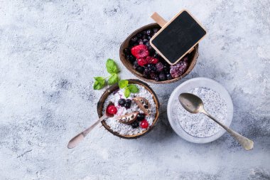 Chia puding Dondurulmuş çilek ile