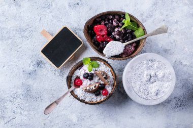 Chia puding Dondurulmuş çilek ile