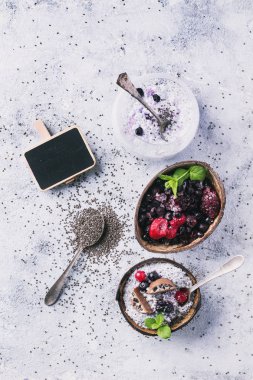 Chia puding Dondurulmuş çilek ile