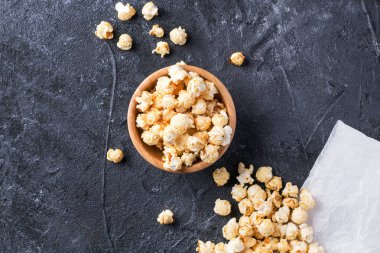 Taş tahta üzerinde tatlı patlamış mısır