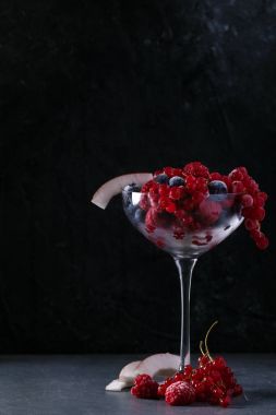 Dondurulmuş çilek plaka üzerinde