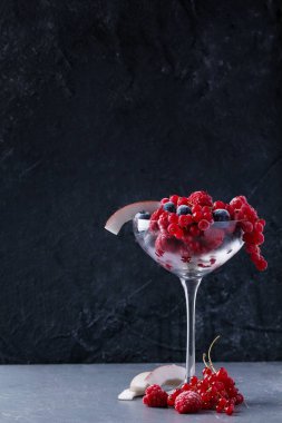 Dondurulmuş çilek plaka üzerinde