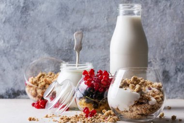 Granola kahvaltı süt ile