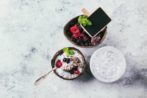 Чиа пудинг с замороженными ягодами — стоковое фото