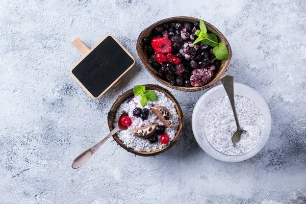 Chia pudding met bevroren bessen — Stockfoto