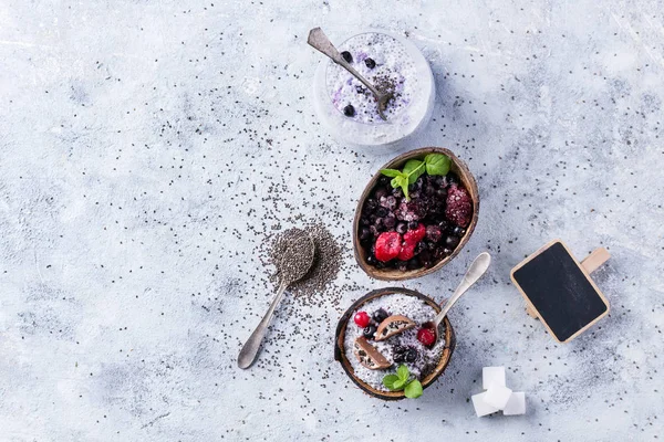 Чиа пудинг с замороженными ягодами — стоковое фото