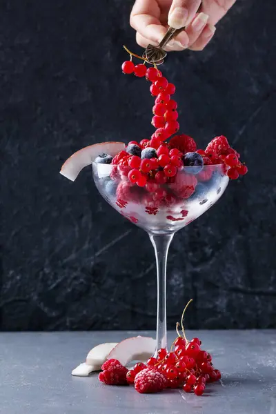 Заморожені ягоди на тарілці — стокове фото