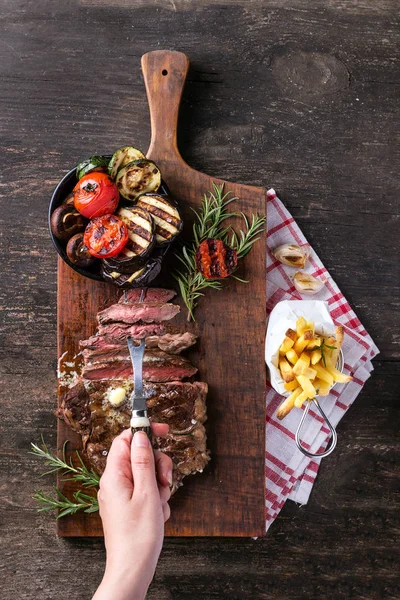 Filete a la parrilla con verduras —  Fotos de Stock