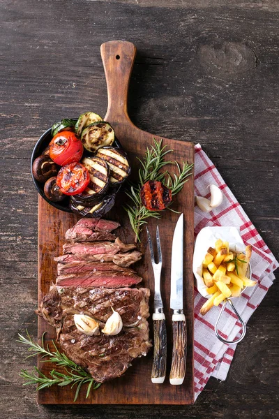 Filete a la parrilla con verduras — Foto de Stock