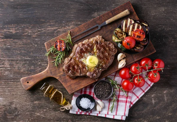 Filete a la parrilla con verduras —  Fotos de Stock