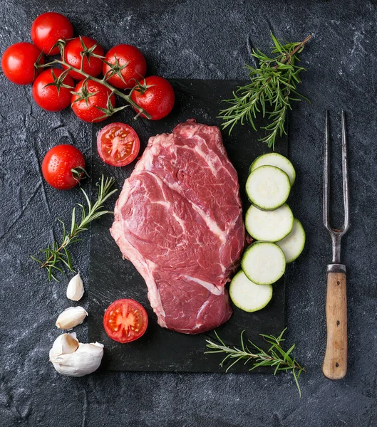 Rohes Steak mit Gemüse — Stockfoto