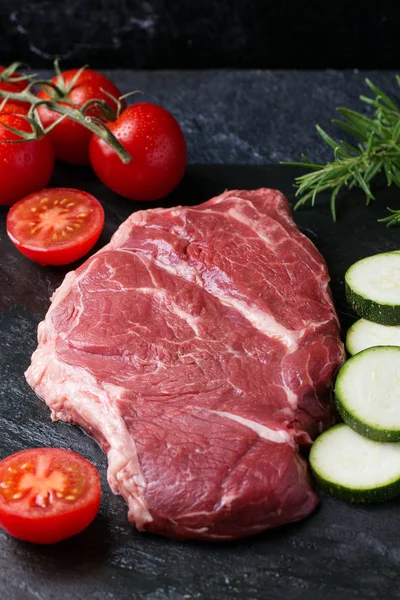 Rohes Steak mit Gemüse — Stockfoto