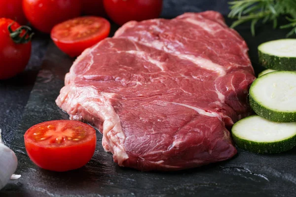 Rohes Steak mit Gemüse — Stockfoto