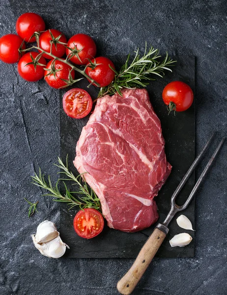 Rohes Steak mit Gemüse — Stockfoto