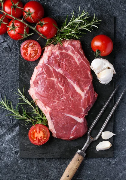 Rohes Steak mit Gemüse — Stockfoto