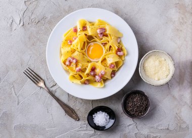 Makarna carbanara için malzemeler