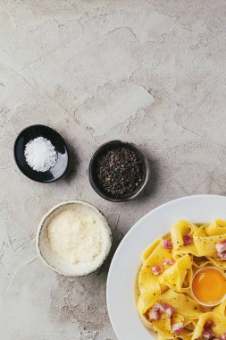 Makarna carbanara için malzemeler