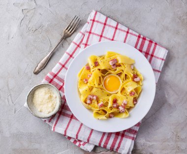 Makarna carbanara için malzemeler