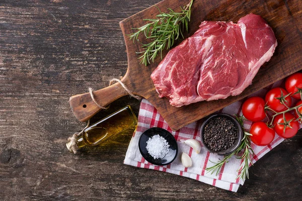 Rohes Steak mit Gemüse — Stockfoto