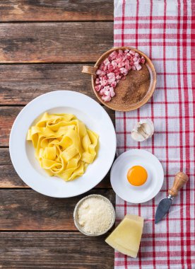 Makarna carbanara için malzemeler
