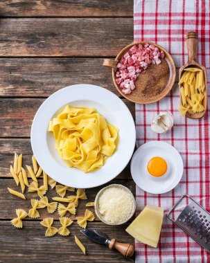 Makarna carbanara için malzemeler