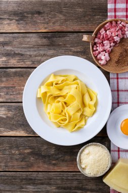 Makarna carbanara için malzemeler