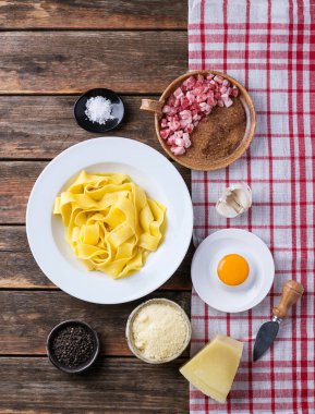 Makarna carbanara için malzemeler