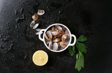 Limonlu VONGOLE kabuklu deniz ürünleri