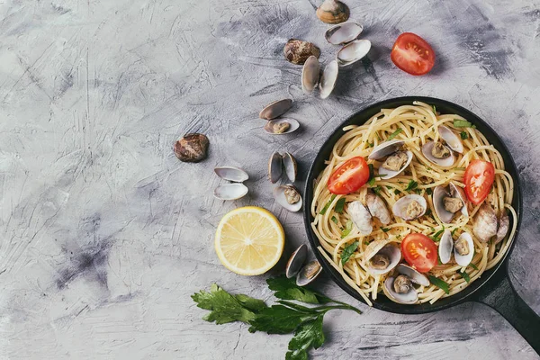 Spagetti ile VONGOLE kabuklu deniz ürünleri — Stok fotoğraf