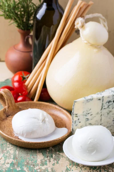 Caciocavalio peynir burrata ile — Stok fotoğraf