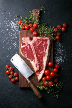 Taze çiğ t-bone biftek