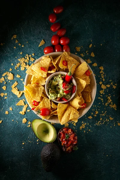 Nachos mexicanos servidos con guacamole — Foto de Stock