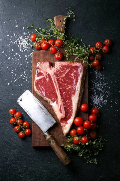 Bifteck frais cru au t-bone — Photo
