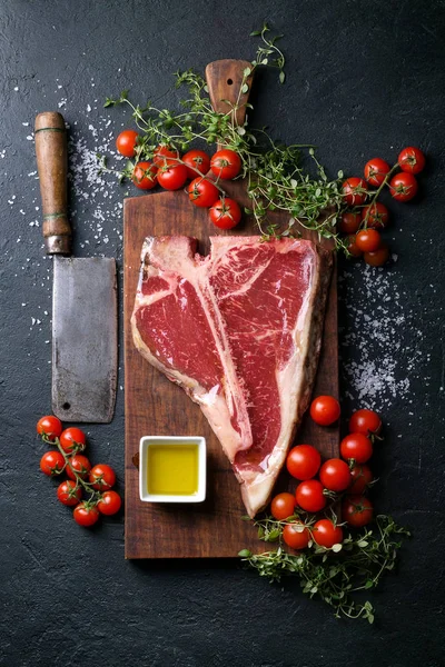 Frisches rohes T-Bone Steak — Stockfoto