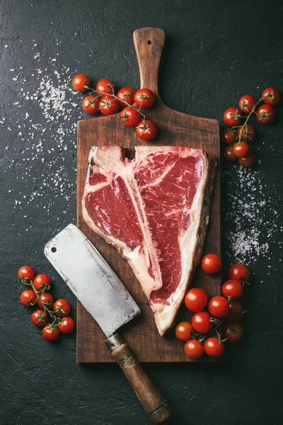 Frisches rohes T-Bone Steak — Stockfoto