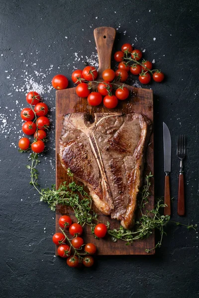 Frisch gegrilltes T-Bone Steak — Stockfoto