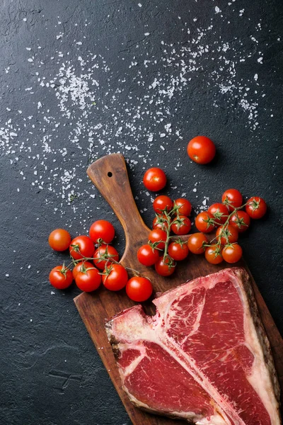 Frisches rohes T-Bone Steak — Stockfoto