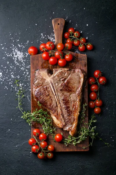 Frisch gegrilltes T-Bone Steak — Stockfoto