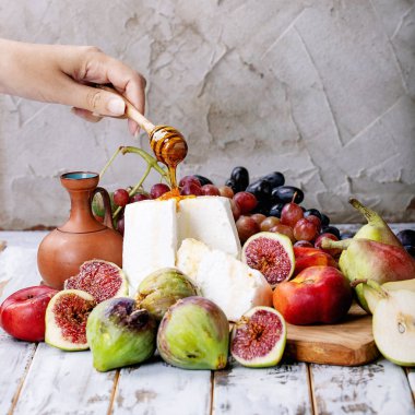 Ev yapımı taze meyve ile hizmet ricotta peyniri