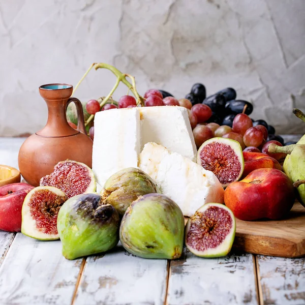 Ev yapımı taze meyve ile hizmet ricotta peyniri — Stok fotoğraf