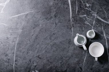 Boş seramik tabakların çeşitliliği