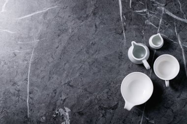 Boş seramik tabakların çeşitliliği