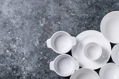 Boş seramik tabakların çeşitliliği