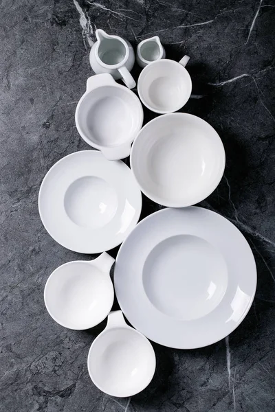 다양 한 비어 있는 세라믹 접시 — 스톡 사진