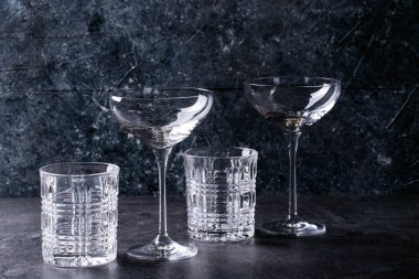 Boş kokteyl kadehlerinin çeşitleri.