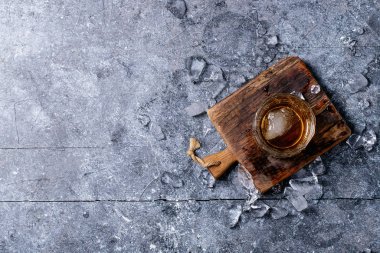 Bir bardak İrlanda viskisi.